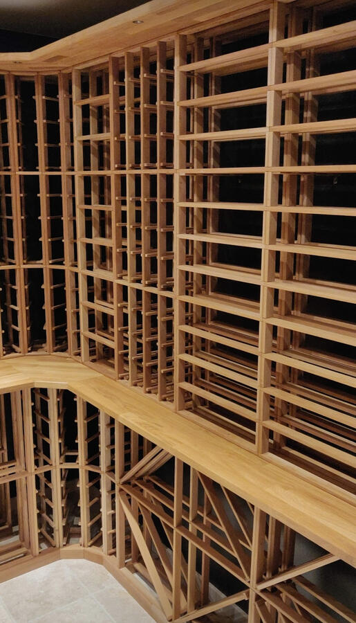 Del af reol i vinkælder