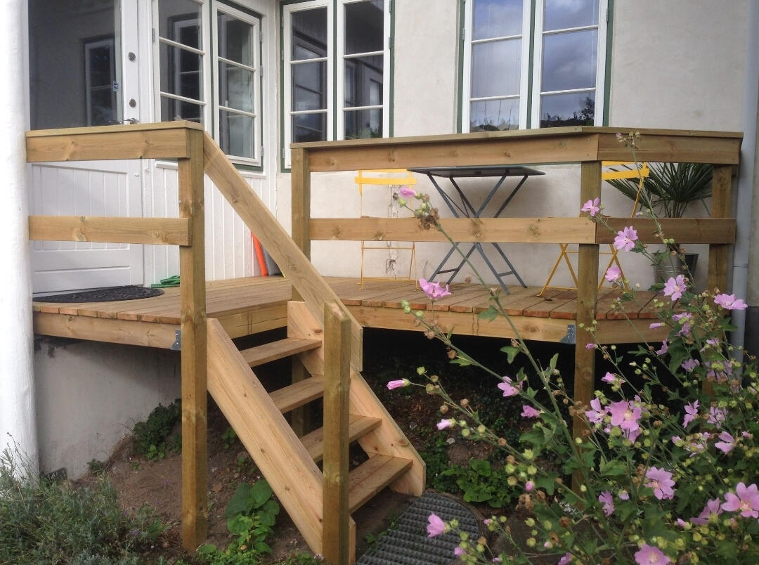 Terrasse med trappe